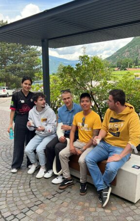 Sterzinger Spieler des UHC Sterzing-Gargazon besuchen krebskranke Kinder im Regionalkrankenhaus Bozen