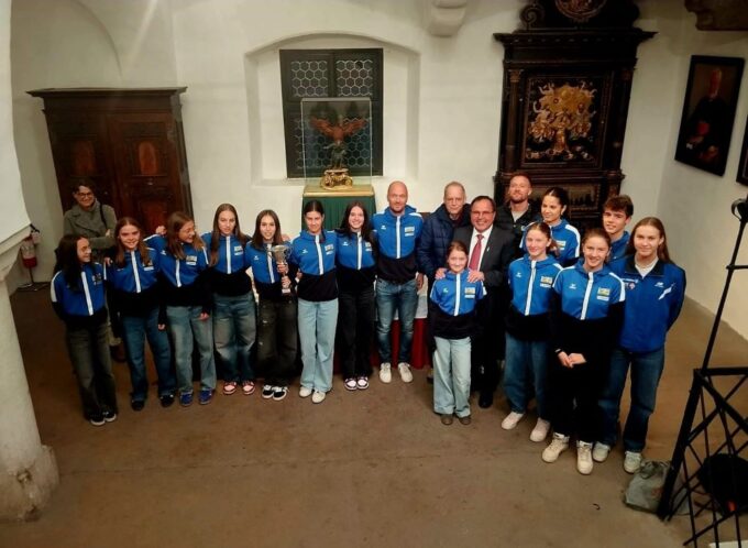 Die Schülerinnen B werden nach dem Sieg in der Landes-Mannschaftsmeisterschaft im historischen Ratssaal der Stadtgemeinde Sterzing feierlich empfangen