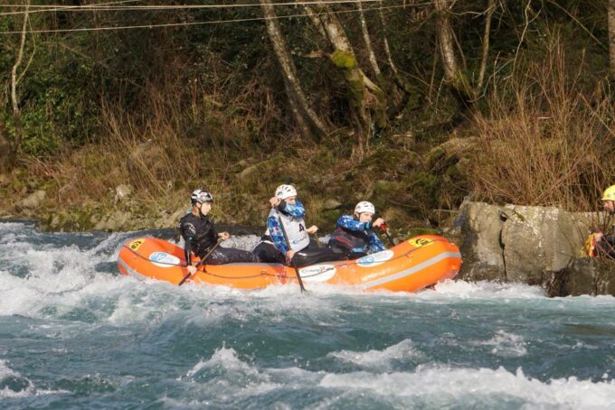 Das gemischte Rafting-Boot R4 mit zwei Leistungsträgerinnen des ASV Sterzing Volksbank siegt in Bagni di Lucca auf dem Fluss Lima