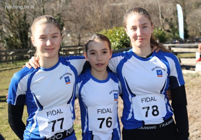 Lena Trenkwalder und Clara Seehauser erobern in Oberplanitzing/Kaltern auch den Titel einer Landesmeisterin im Crosslauf